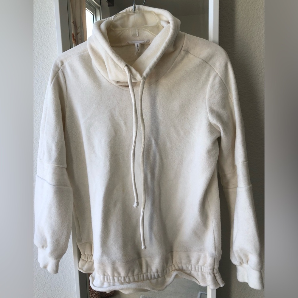 Sweatshirt, off-white, in extra small. BCBGeneration.